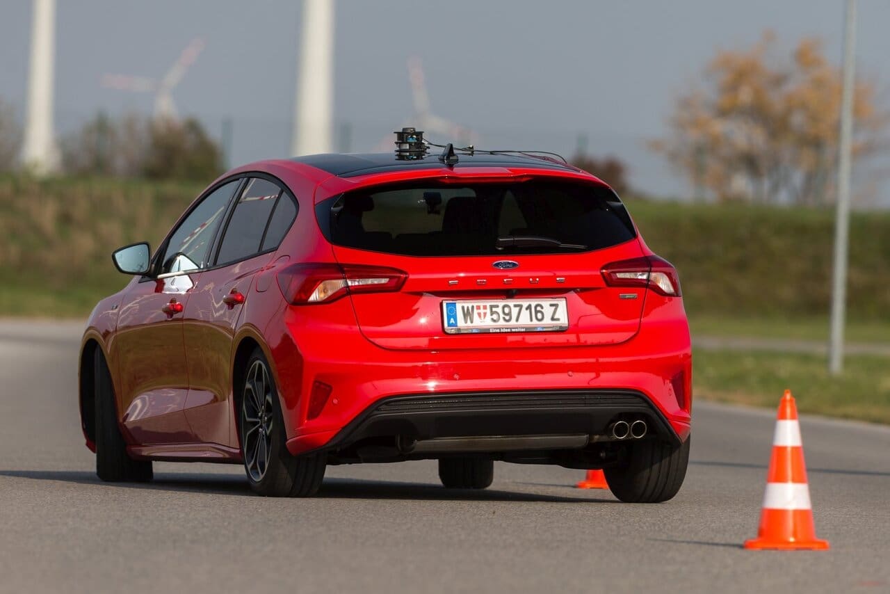 Trotz einfacher Verbundlenker-Hinterachse ist der neue Focus schnell und agil. Er übersteuert bei Last- wechsel aber stärker als sein Vorgänger.