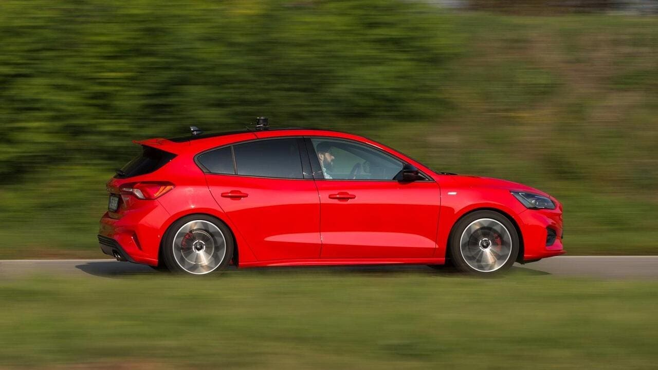 Der ST-Line sieht dank anderer Schürzen und Räder betont dynamisch aus. Die verbauten 18-Zöller kosten aber noch einmal extra.