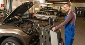 Automechanikerin beim Bremsflüssigkeits-Test