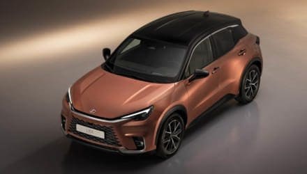 Premiere Lexus LBX (schräg oben)