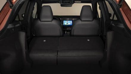 Premiere Lexus LBX (Kofferraum mit ungelegten Lehnen)